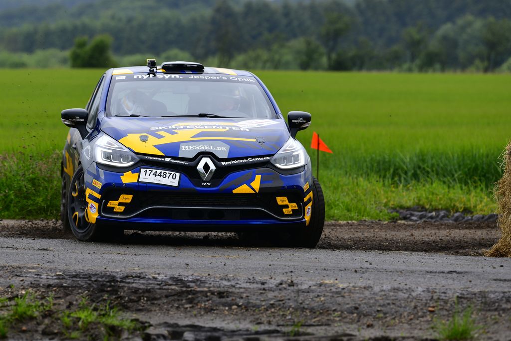 Casper Venning og Kristian Birk runder et skarpt hjørne på den 12,8 kilometer lange hastighedsprøve nær Fjelstervang
(Foto: Morten Dam - autoMOTIV/specialpress)